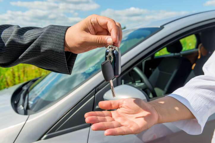 Tips for Selling a Used Car Safely article header